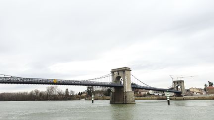 Le pont suspendu&nbsp;entre Andance (Ardèche) et Andancette (Drôme). (LAURIANE DELANOË / RADIO FRANCE)