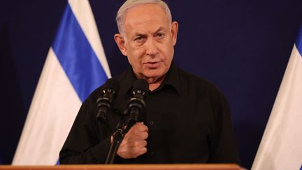 Le Premier ministre israélien, Benyamin Nétanyahou, lors d'une conférence de presse à Tel-Aviv, le 28 octobre 2023. (ABIR SULTAN / AFP)