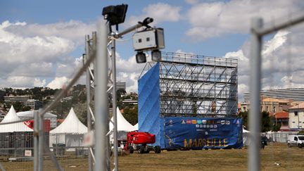 &nbsp; (Installation de la fan-zone sur les plages du Prado à Marseille, pour l'Euro 2016 de football © Maxppp)