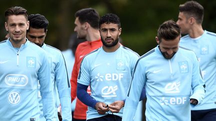 Mathieu Debuchy, Nabil Fékir et Yohan Cabaye devant leurs coéquipiers en équipe de France