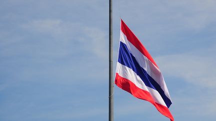 Un drapeau thaïlandais, le 14 octobre 2016, à&nbsp;Narathiwat&nbsp;(sud du pays).&nbsp; (MADAREE TOHLALA / AFP)