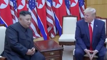 Dimanche 30 juin, Donald Trump et Kim Jong-un se sont retrouvés en Corée du Nord pour la première fois. Mais que cherchent vraiment les deux dirigeants derrière cette poignée de main hautement symbolique ? (FRANCE 2)