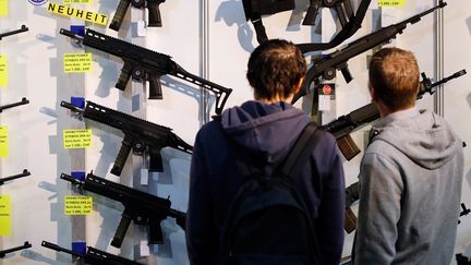 Des visiteurs photographiés lors de la Bourse aux armes internationale de Lucerne (Suisse), en mars 2019. (STEFAN WERMUTH / AFP)