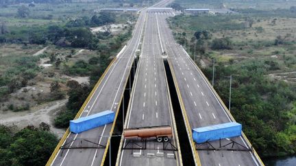 Deux conteneurs et un camion-citerne bloquent le pont de Tienditas à la frontière entre la Colombie et le Venezuela. (EDINSON ESTUPINAN / AFP)