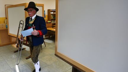 Un &eacute;lecteur en costume traditionnel tyrolien dans un bureau de vote pour les europ&eacute;ennes &agrave;&nbsp;Thaur, en Autriche, le 25 mai 2014.&nbsp; (DOMINIC EBENBICHLER / REUTERS)