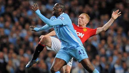 Yaya Toure (City) au combat avec Paul Scholes (United)