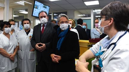 La Première ministre Élisabeth Borne et le ministre de la Santé, François Braun, en visite dans des urgences pédiatriques surchargées, le 31 décembre 2022 à Argenteuil (Val-d'Oise). (ANNA KURTH / POOL / VIA AFP)