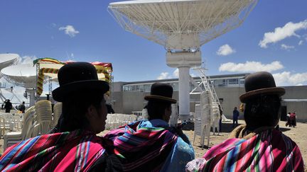 Des indiens issus de la tribu Aymara assistent &agrave; l'inauguration du premier satellite de communication bolivien &agrave; Amachuma (Bolivie), le 2 d&eacute;cembre 2013. (AIZAR RALDES / AFP)