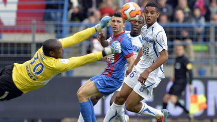 Donovan Leon et Jean-Charles Castelletto (Auxerre) tentent de contenir Mathieu Duhamel (Caen) (ST?PHANE GEUFROI / MAXPPP)