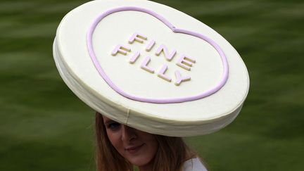 En France, quand on discute chapeaux, on pense au prix de Diane de Chantilly. Au Royaume-Uni, ce sont les courses d'Ascot. (STEFAN WERMUTH / REUTERS)