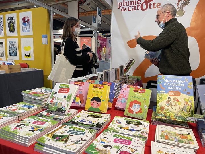 L’éditeur Frédéric Lisak,&nbsp;créateur de la maison d’édition Plume de Carotte, spécialisée dans la question écologique. (NISRINE MANAI / FRANCEINFO CULTURE)