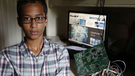 Ahmed Mohamed, adolescent am&eacute;ricain, pose avec le r&eacute;veil artisanal qui lui a valu d'&ecirc;tre plac&eacute; en d&eacute;tention &agrave; Irving (Texas), le 15 septembre 2015. (VERNON BRYANT/AP/SIPA / AP)