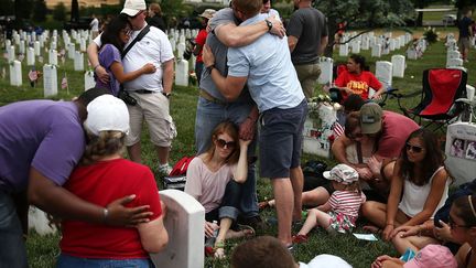 La famille et les amis d'un soldat mort en Afghanistan sont r&eacute;unis autour de sa tombe au cimeti&egrave;re militaire d'Arlington (Virginie, Etats-Unis), le 27 mai 2013. (MARK WILSON / GETTY IMAGES)