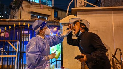 Un homme est testé au Covid-19 dans une rue de Shanghaï (Chine), le 1er novembre 2022. (HECTOR RETAMAL / AFP)