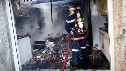 Des pompiers interviennent à Resson, dans la Meuse, pour l'incendie d'une maison le 2 février 2012 (photo d'illustration). (PHOTOPQR / L'EST REPUBLICAIN / MAXPPP)