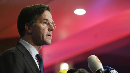 Le Premier ministre néerlandais Mark Rutte s'adresse à la presse à La Haye, le 17 mars 2021. (PIROSCHKA VAN DE WOUW / AFP)