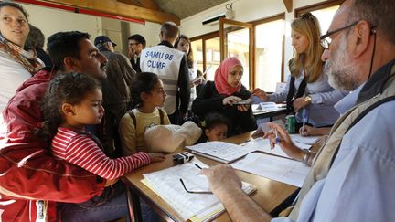 &nbsp; (Des réfugiés syriens arrivés à Cergy-Pontoise près de Paris ce mercredi © REUTERS/Jacky Naegelen)