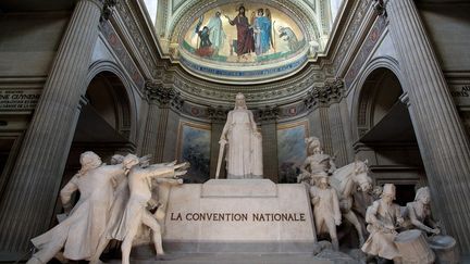 Sculpture en hommage &agrave; la Convention nationale &agrave; l'int&eacute;rieur du Panth&eacute;on. (WILFRIED LOUVET / AFP)