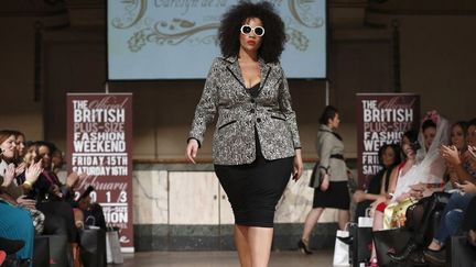 Un mannequin grande taille présente la collection Carolyn de la Drapiere sur le podium du Plus-Size Fashion Weekend de Londre à Shoreditch (16 février 2013)
 (Justin Tallis / AFP)