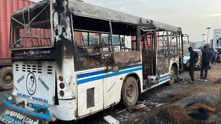 Un bus a été incendié le 1er août 2023 à Dakar (Sénégal), tuant deux passagers, dans un contexte de vives tensions liées à l'inculpation d'un opposant politique. (MAGATTE GAYE / AFP)