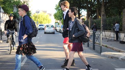 Trois lyc&eacute;ens traversent un passage pi&eacute;ton, vendredi 16 mai 2014, au lyc&eacute;e Cl&eacute;menceau de Nantes (Loire-Atlantiques). (JEAN-SEBASTIEN EVRARD / AFP)