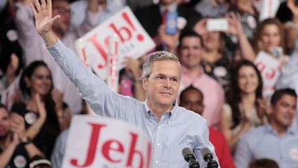 Le R&eacute;publicain Jeb Bush annonce sa candidature &agrave; la pr&eacute;sidence des Etats-Unis, &agrave; Miami (Floride), le 15 juin 2015. (JOE SKIPPER / REUTERS)