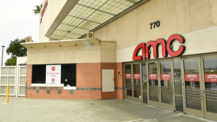 Un cinéma fermé aux Etats-Unis, à Burbank (Californie), le 17 avril 2020 (AMY SUSSMAN / GETTY IMAGES NORTH AMERICA / AFP)