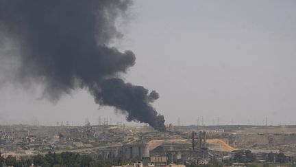 Nuage de fum&eacute;e apr&egrave;s un bombardement du r&eacute;gime syrien sur Alep (Syrie), le 13 avril 2013. (GEORGE OURFALIAN / REUTERS)