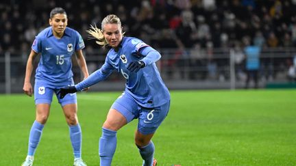 Amandine Henry et Kenza Dali lors du match entre la France et l'Autriche, à Rennes, le 1er décembre 2023. (DAMIEN MEYER / AFP)