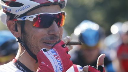 Joaquim Rodriguez fait mine de fumer un cigare avant de prendre le départ de la dernière étape du Tour 2013