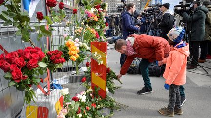 Des Suédois rendent hommage, le 8 avril 2017, aux victimes de l'attentat au camion-bélier, dans le centre de Stockholm. (TT NEWS AGENCY / REUTERS)