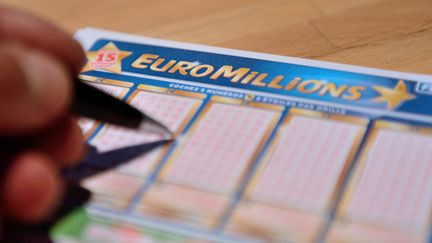 Un ticket d'Euro Millions, le 21 juin 2013 &agrave; Lille (Nord). (DENIS CHARLET / AFP)