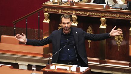 Le député LFI Ugo Bernalicis au pupitre de l'Assemblée nationale, le 30 juin 2023, à Paris. (QUENTIN DE GROEVE / HANS LUCAS / AFP)