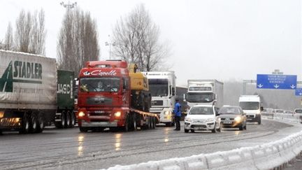 Poids-lourds sur l'A48 entre Lyon et Grenoble le 11 décembre 2008 (© AFP PHOTO / JEAN-PIERRE CLATOT)