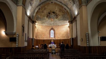 Cérémonie funéraire dans une église&nbsp;à&nbsp;Saint-Orens-de-Gameville (Haute-Garonne), le 20 avril 2020, pendant le confinement mis en oeuvre contre l'épidémie de coronavirus. (LIONEL BONAVENTURE / AFP)