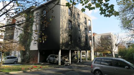 La façade de la caserne de gendarmerie de Meylan (Isère), victime d'un incendie volontaire, le 27 octobre 2017.&nbsp; (AMIR ELGHOUL / MAXPPP)