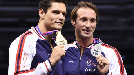 Florent Manaudou et Fabien Gilot en or et en argent sur le podium du 100 m nage libre, le 22 ao&ucirc;t 2014, aux championnats d'Europe de natation de Berlin (Allemagne). (TOBIAS SCHWARZ / AFP)