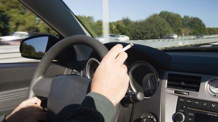 Le gouvernement veut interdire de fumer dans les lieux publics qui accueillent des enfants. Un s&eacute;nateur PS souhaite &eacute;tendre l'interdiction aux voitures qui transportent des mineurs. (SANDRO DI CARLO DARSA / ALTOPRESS / AFP)