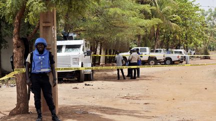 Un Casque bleu surveille une r&eacute;sidence de l'ONU ayant essuy&eacute; une attaque, le 20 mai 2015, &agrave; Bamako (Mali).&nbsp; (HABIBOU KOUYATE / AFP)