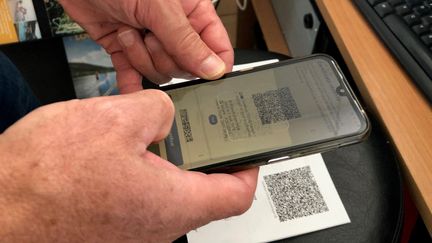 Scan du QR code d'un pass sanitaire. (LISE ROOS WEIL / RADIO FRANCE)