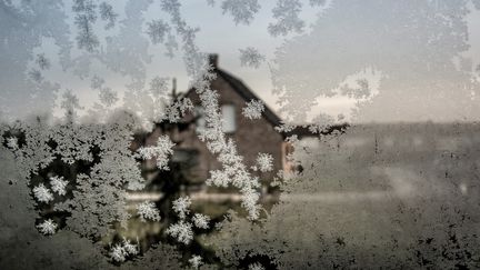 Une fenêtre recouverte&nbsp;de givre dans une maison&nbsp;de&nbsp;Godewaersvelde (Nord), le 6 janvier 2017. (PHILIPPE HUGUEN / AFP)