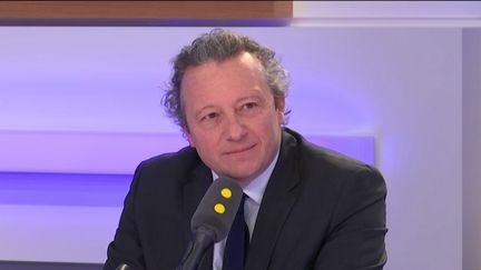 Patrick Deburaux, commissaire-priseur chez Art Richelieu, le 12 avril 2019. (RADIO FRANCE / FRANCEINFO)