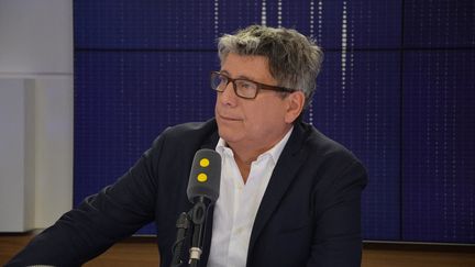 Le député Éric Coquerel, invité du 8h30 de franceinfo le 4 août 2017.&nbsp; (JEAN-CHRISTOPHE BOURDILLAT / FRANCE-INFO)