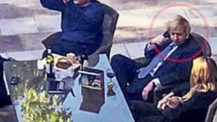 Boris Johnson est également accusé d’avoir participé à une fête clandestine sur sa terrasse en mai 2020. (FRANCEINFO)