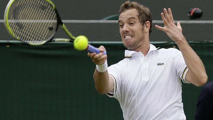 Le Fran&ccedil;ais Richard Gasquet lors de son match face au Japonais Go Soeda au deuxi&egrave;me tour du tournoi de tennis de Wimbledon &agrave; Londres (Royaume-Uni), le 27 juin 2013. (ALASTAIR GRANT / AP / SIPA)