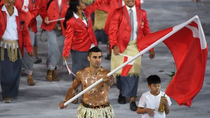 L'athlète tongien, Pita Taufatofua, était déjà porte-drapeau de la délégation tongienne lors des Jeux Olympiques de Rio en 2016. (PEDRO UGARTE / AFP)