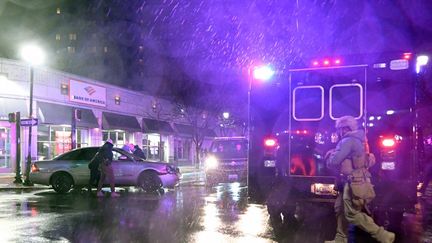 Des membres des services secrets interviennent après une collision accidentelle entre une voiture et un SUV du convoi de Joe Biden, le 17 décembre 2023, à Wilmington (Delaware, Etats-Unis). (ANDREW CABALLERO-REYNOLDS / AFP)