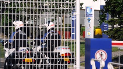 Des policiers &agrave; moto &agrave; l'int&eacute;rieur du site de M&eacute;t&eacute;o France, le 7 juin 2012 &agrave; Toulouse (Haute-Garonne). (ERIC CABANIS / AFP)