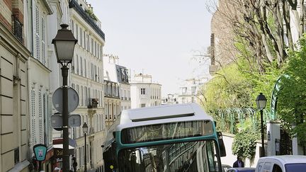 Un bus dans le 18e arrondissement de Paris, le 2 juillet 2013. (YVES TALENSAC / PHOTONONSTOP / AFP)