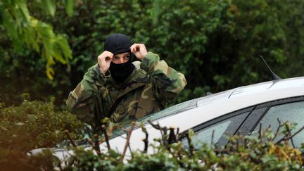 Un policier français près de la maison où le leader de l'ETA Mikel Irastorza a été arrêté à Ascain (Pyrénées Atlantiques), le 5 novembre 2016.&nbsp; (GAIZKA IROZ / AFP)